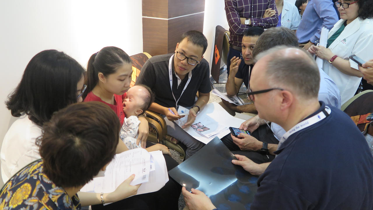 Đoàn chuyên gia Anh Quốc phẫu thuật dị tật miễn phí cho trẻ em nghèo