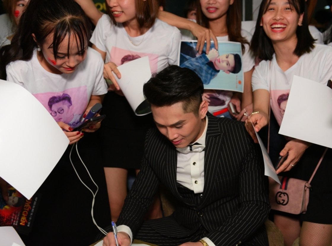 Hàng trăm fan xin chữ ký của giọng ca 'Huyết Chiến'