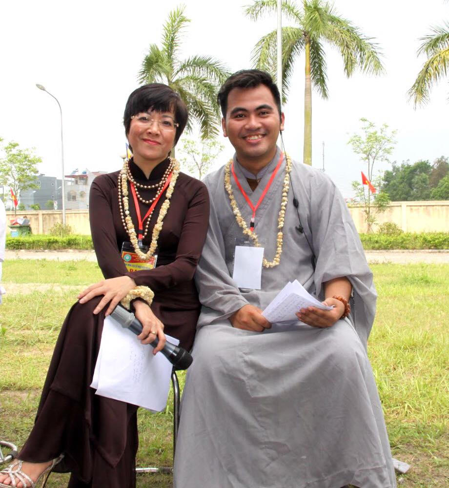 MC Thảo Vân và cư sĩ Tịnh Khoa dẫn chương trình về Phật giáo