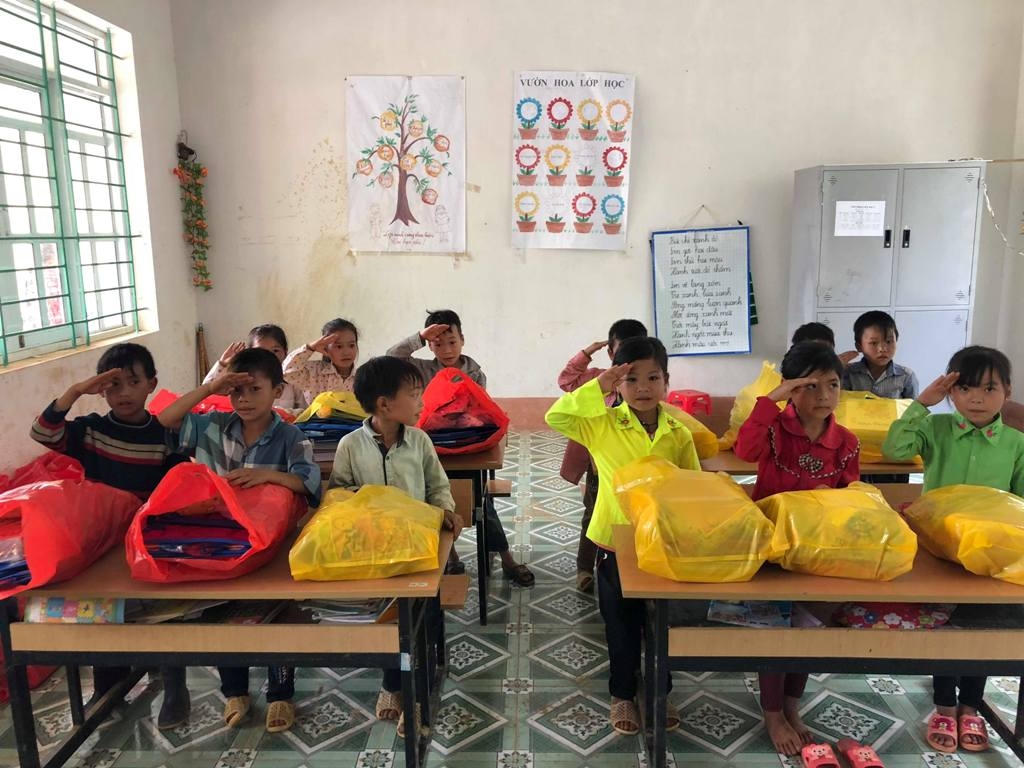 Valentines Vân Nguyễn đến với trẻ em vùng biên giới