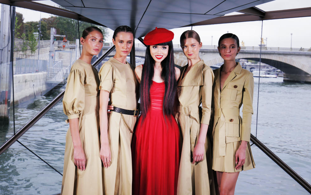 “Girls Run The World” thiêu đốt sàn diễn trên sông Seine