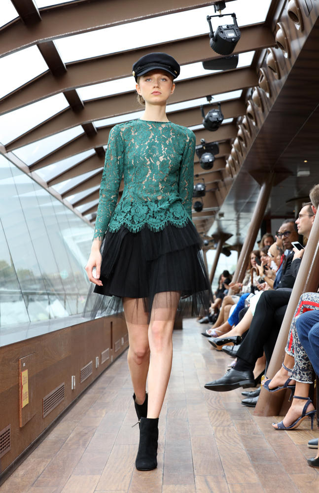 “Girls Run The World” thiêu đốt sàn diễn trên sông Seine