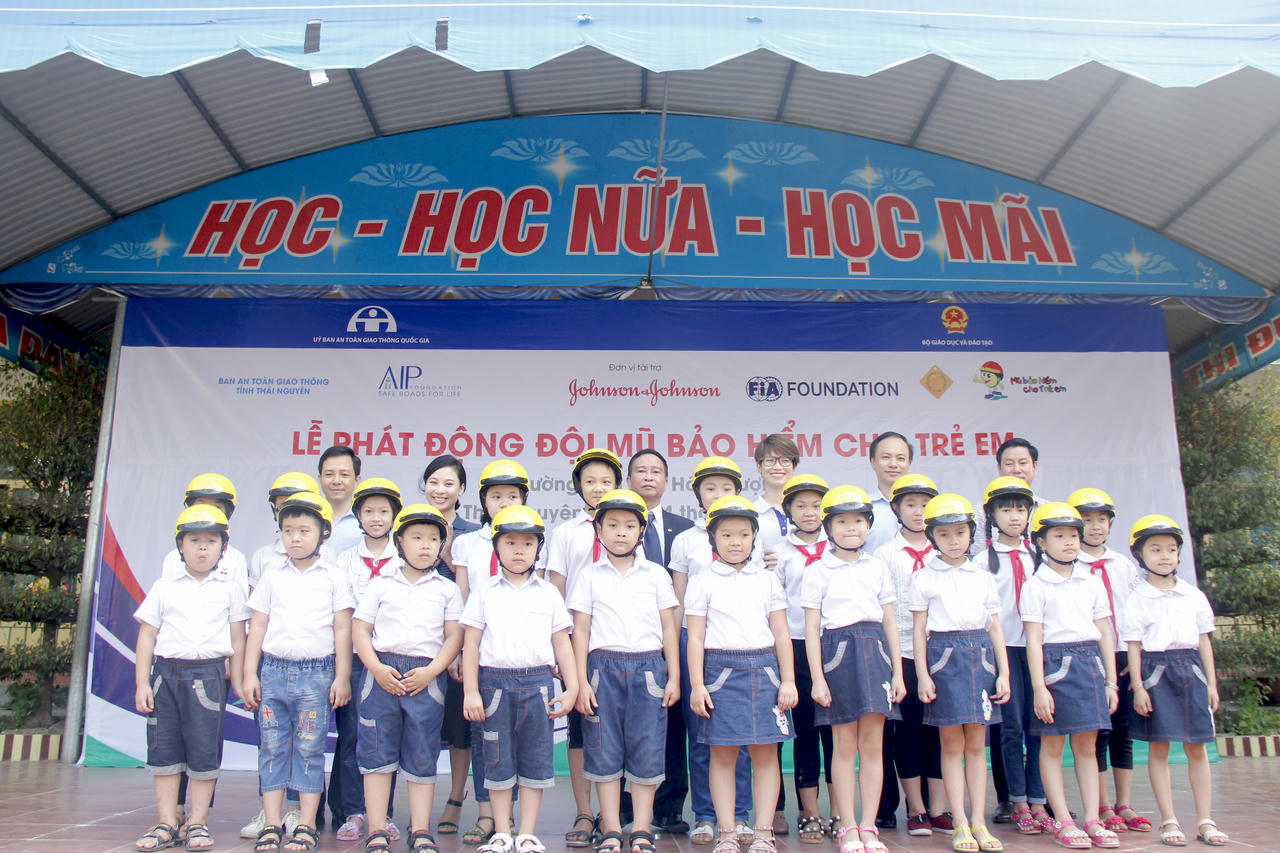Trao tặng 1.593 mũ bảo hiểm đạt chuẩn cho học sinh Thái Nguyên