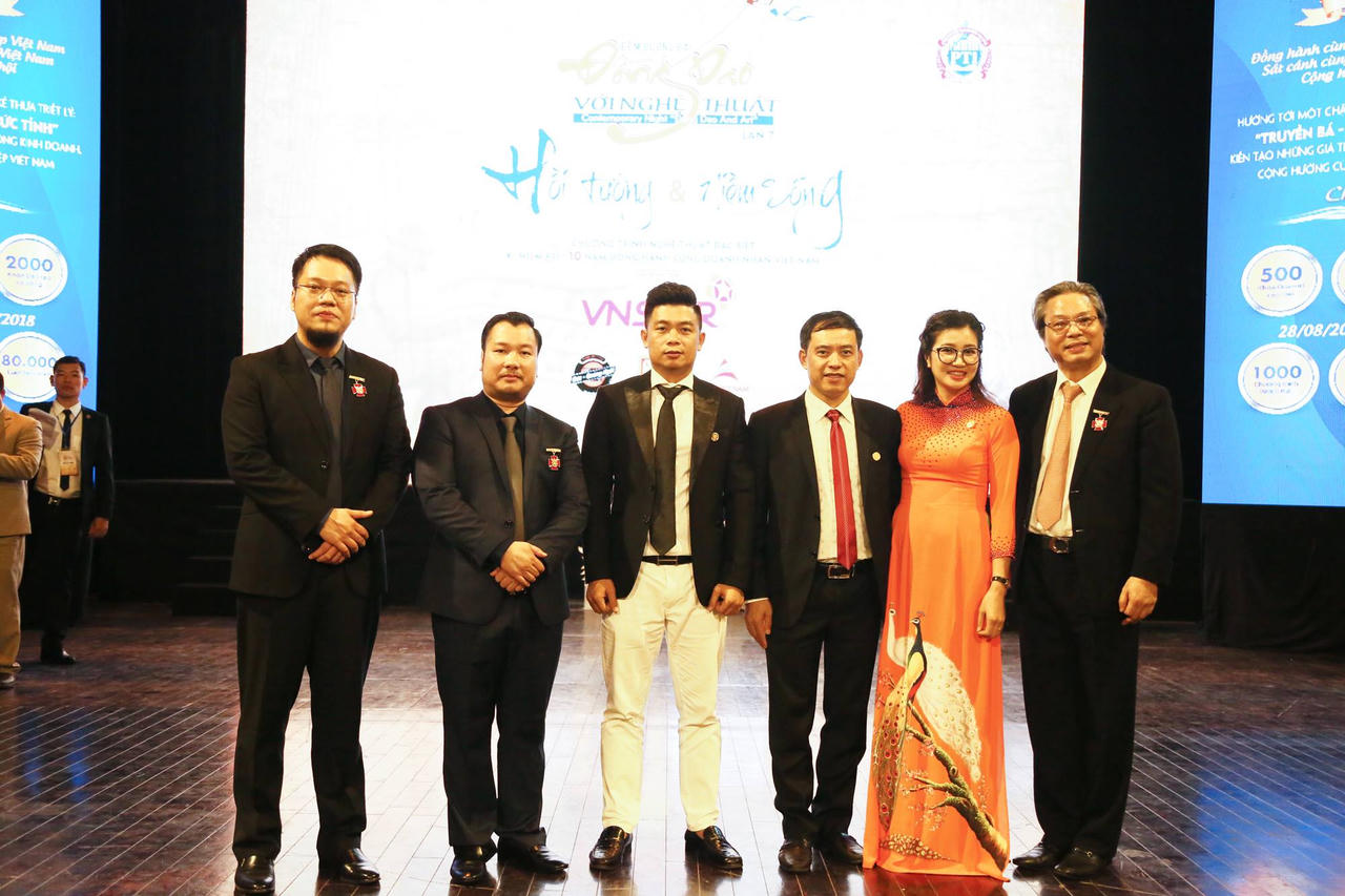 Say đắm “Đồng dao với nghệ thuật”