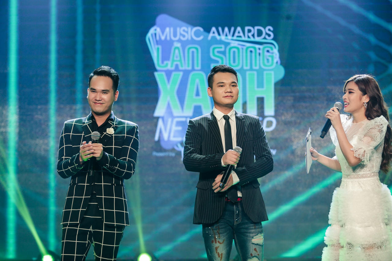 'Cỗ máy tạo hit' Khắc Hưng xuất hiện ấn tượng tại Làn Sóng Xanh