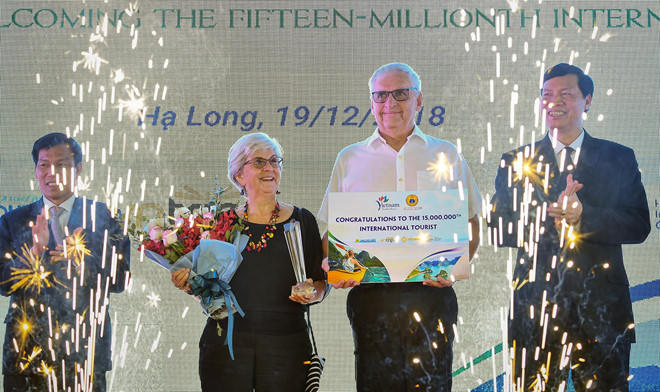 Du lịch Việt Nam đón vị khách quốc tế thứ 15 triệu.
