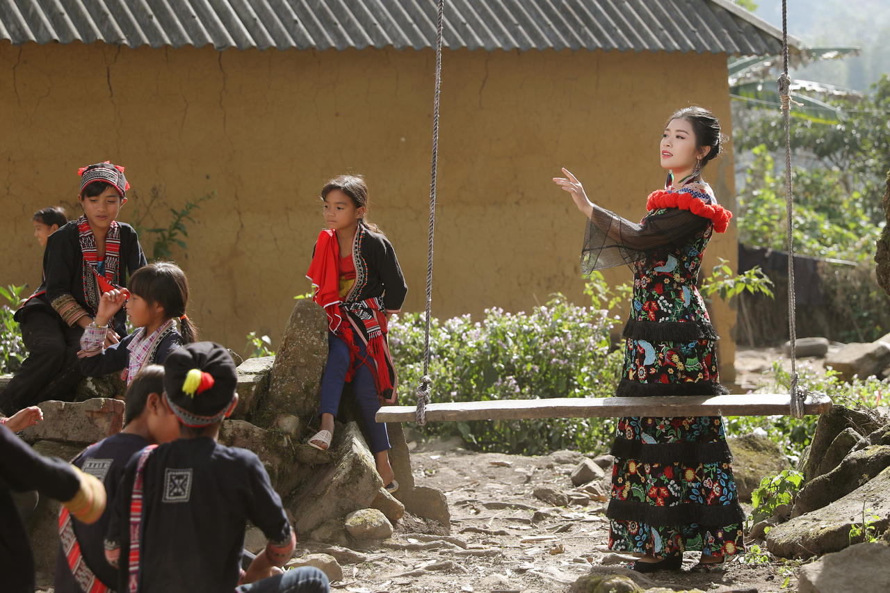 Thu Hằng lạc lối tại “xứ sở hạnh phúc”