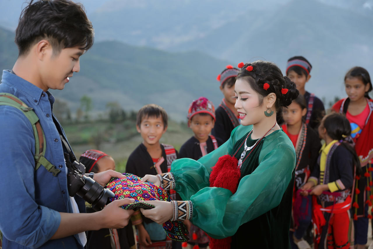 Thu Hằng lạc lối tại “xứ sở hạnh phúc”