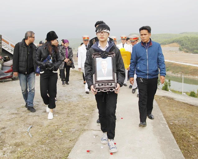 NSND Anh Tú 'nằm cạnh' cố nhạc sĩ An Thuyên