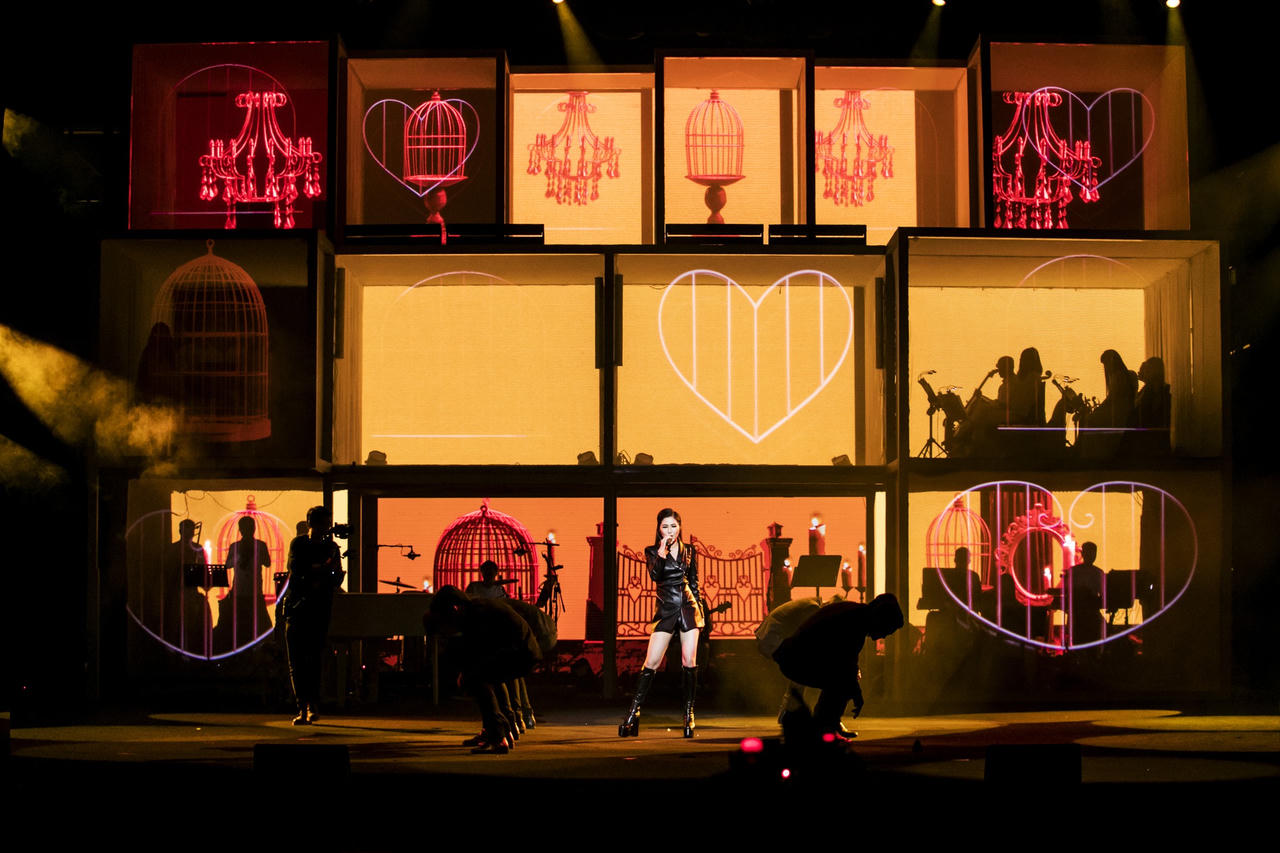 Hương Tràm lấy trọn trái tim hàng ngàn khán giả trong Live show đầu đời 