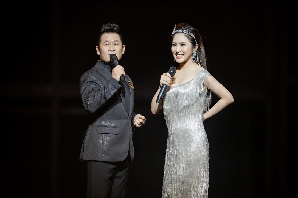 Hương Tràm lấy trọn trái tim hàng ngàn khán giả trong Live show đầu đời 