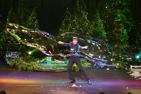 “Huyền thoại bong bóng” Fan Yang trình diễn tại khu vườn ánh sáng 