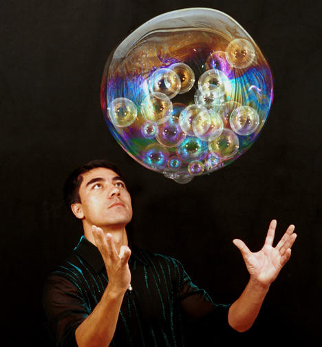 “Huyền thoại bong bóng” Fan Yang trình diễn tại khu vườn ánh sáng 