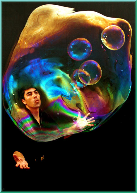 “Huyền thoại bong bóng” Fan Yang trình diễn tại khu vườn ánh sáng 