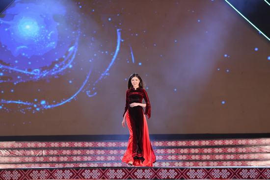 NTK dân tộc Tày “gây choáng” tại Lễ hội văn hóa thổ cẩm Việt Nam