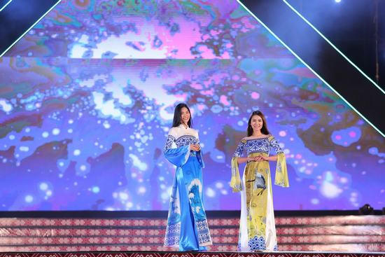 NTK dân tộc Tày “gây choáng” tại Lễ hội văn hóa thổ cẩm Việt Nam