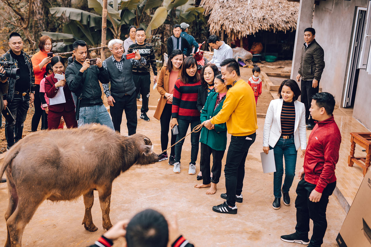 Quên xui xẻo, Tuấn Hưng đến với người nghèo Yên Bái