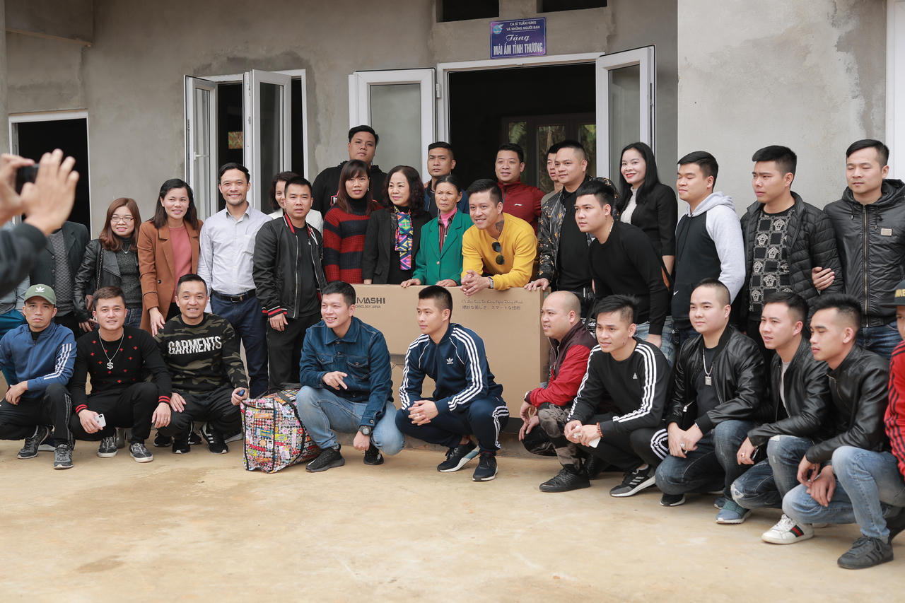 Quên xui xẻo, Tuấn Hưng đến với người nghèo Yên Bái