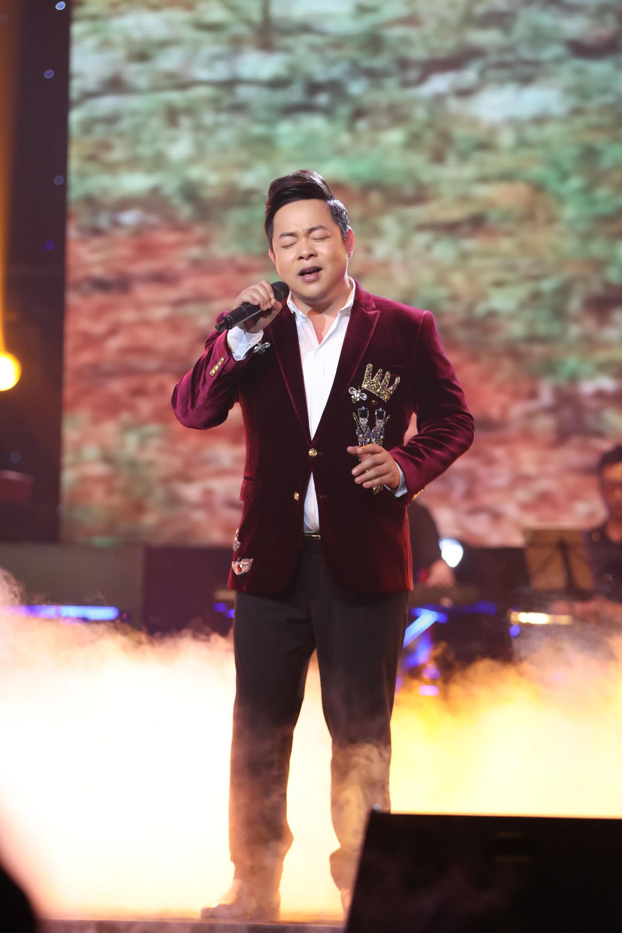 Quang Lê trổ tài 'thảo mai' với nữ MC