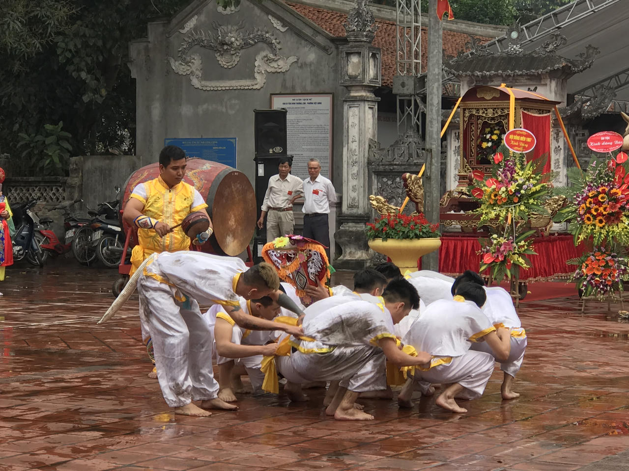 Hấp dẫn màn “lột rắn” tại lễ hội Trường Lâm