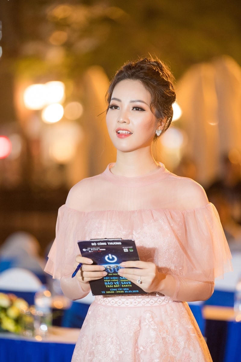 Á hậu Thụy Vân phủ  nhận mình đã ly hôn