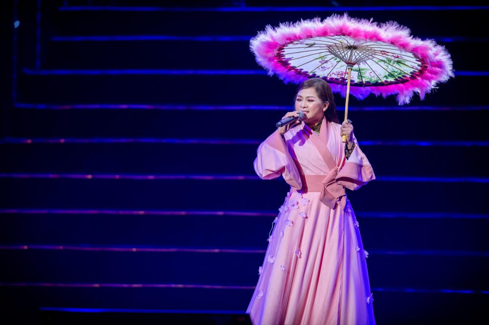 U80, danh ca Chế Linh khoe giọng khủng và lãng tử