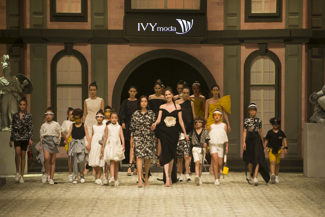 Ngọc Trinh làm vedette với bông hoa trà