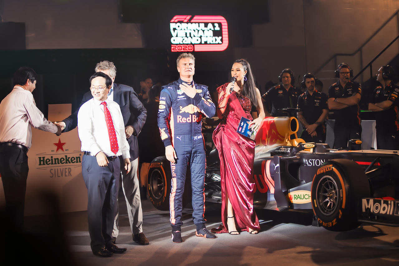 Phương Mai phấn khích khi đứng cạnh đua huyền thoại David Coulthard 