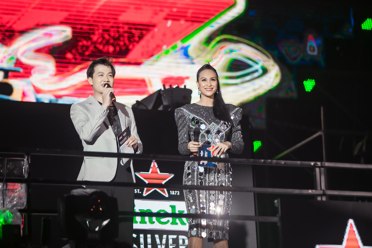 Phương Mai phấn khích khi đứng cạnh đua huyền thoại David Coulthard 