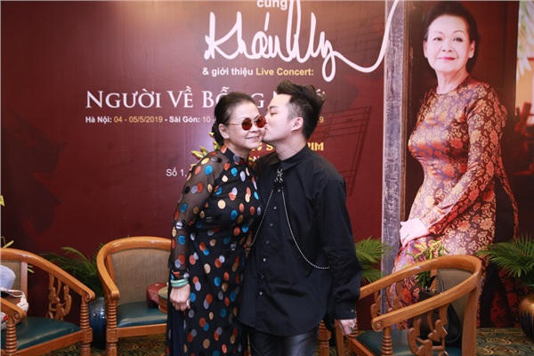 Danh ca Khánh Ly yêu giọng ca khắc khoải ma quái của Tùng Dương