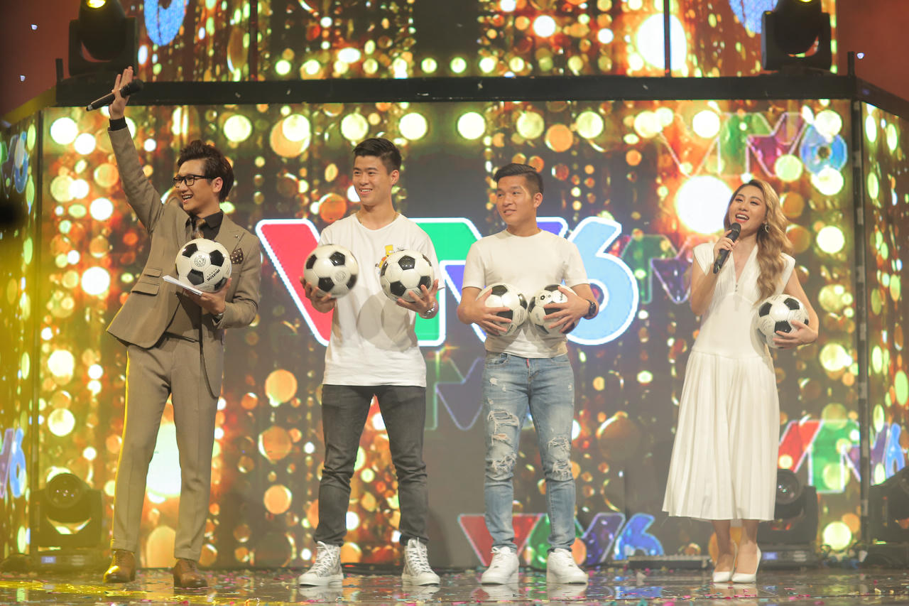 Cầu thủ Duy Mạnh và Thái Quý tặng trái bóng cho 'Tò he Fun'