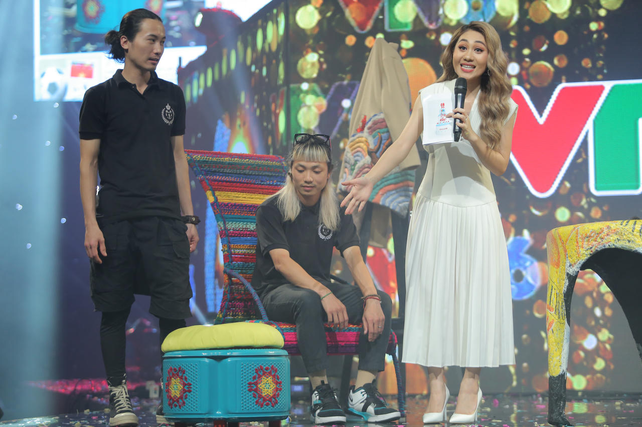 Cầu thủ Duy Mạnh và Thái Quý tặng trái bóng cho 'Tò he Fun'