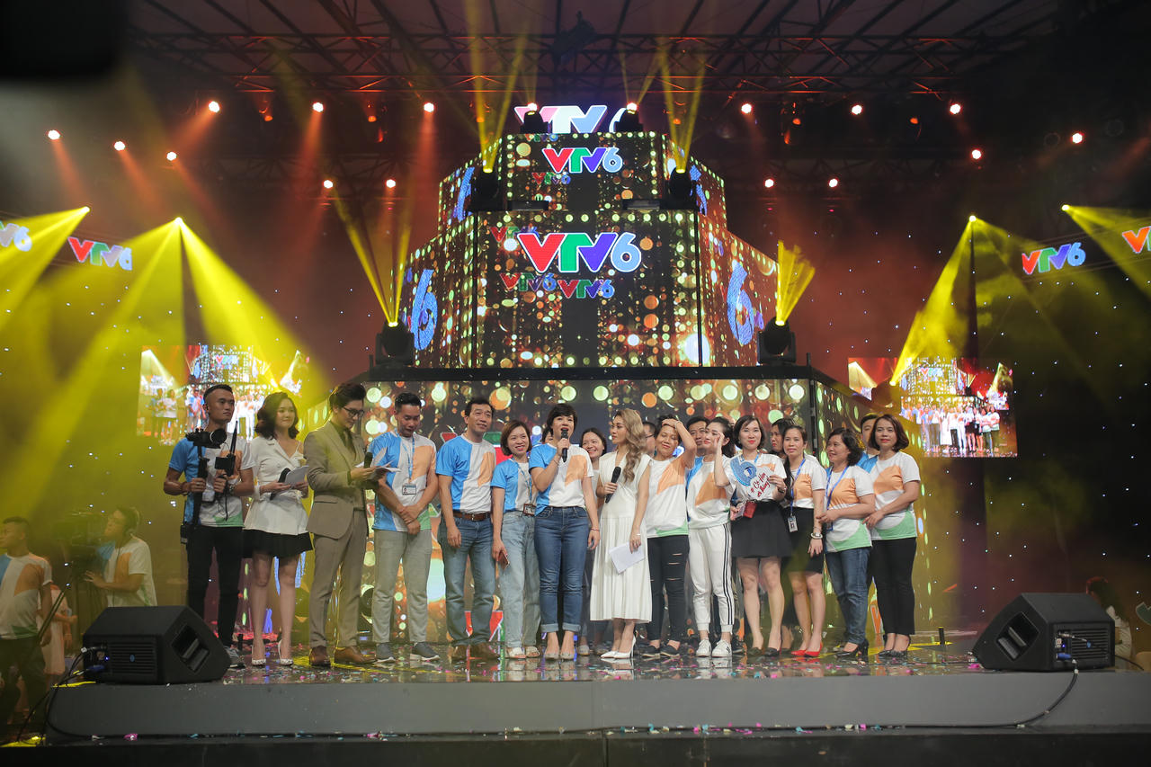 Cầu thủ Duy Mạnh và Thái Quý tặng trái bóng cho 'Tò he Fun'