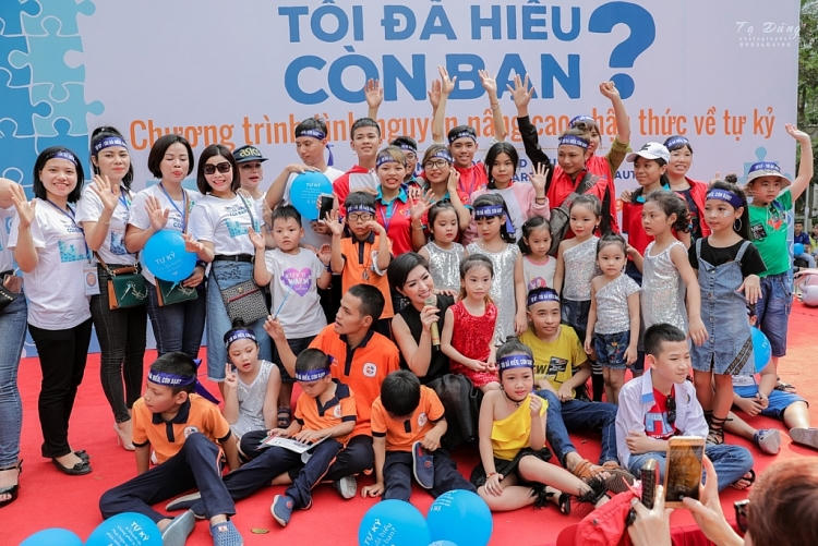 Thái Thùy Linh, Nguyễn Hồng Nhung đến với trẻ tự kỷ