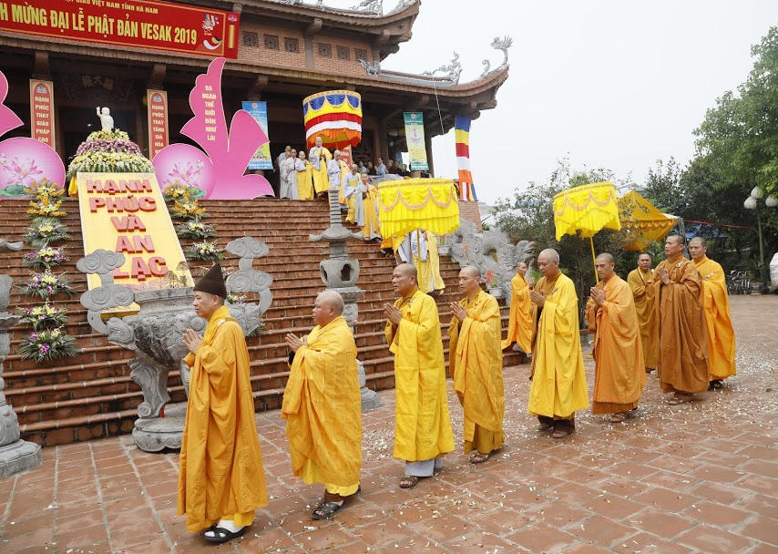 400 xe hoa diễu hành và lễ tắm Phật lớn nhất Hà Nam chào mừng Vesak 2019