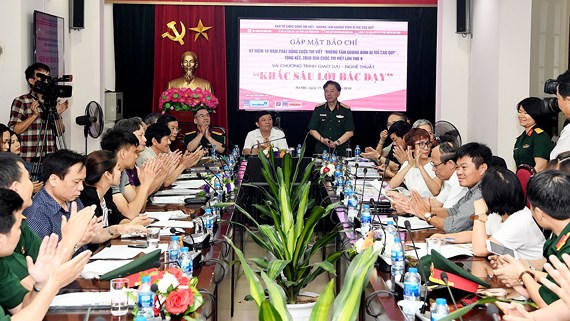 Trao giải thi viết “Những tấm gương bình dị mà cao quý”