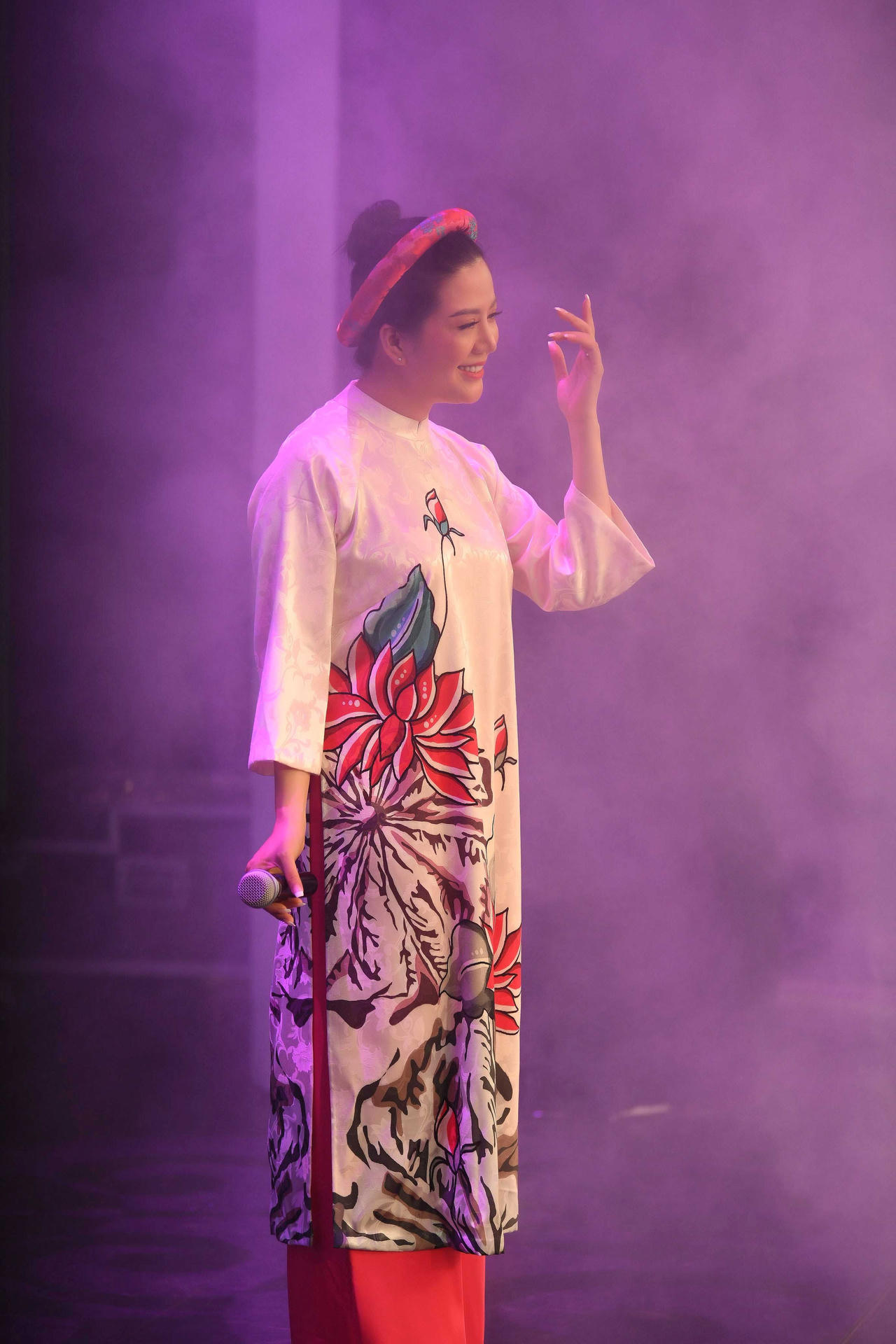 Đinh Hiền Anh cùng các nghệ sĩ kêu gọi 300 triệu ủng hộ khắc phục sự cố cháy rừng