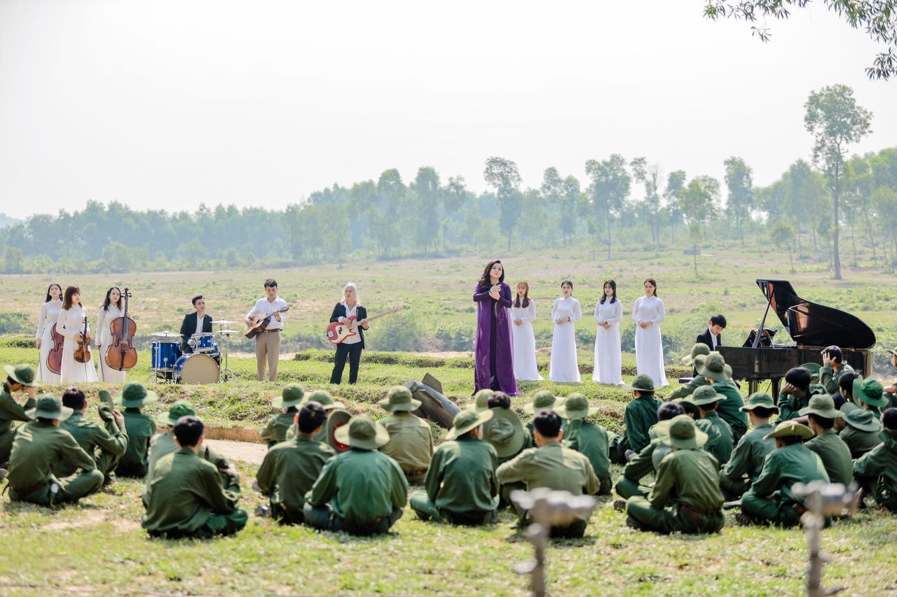 NSƯT Tố Nga cùng dàn nhạc giao hưởng ra nghĩa trang Đường Chín quay 'Gửi vào thương nhớ'