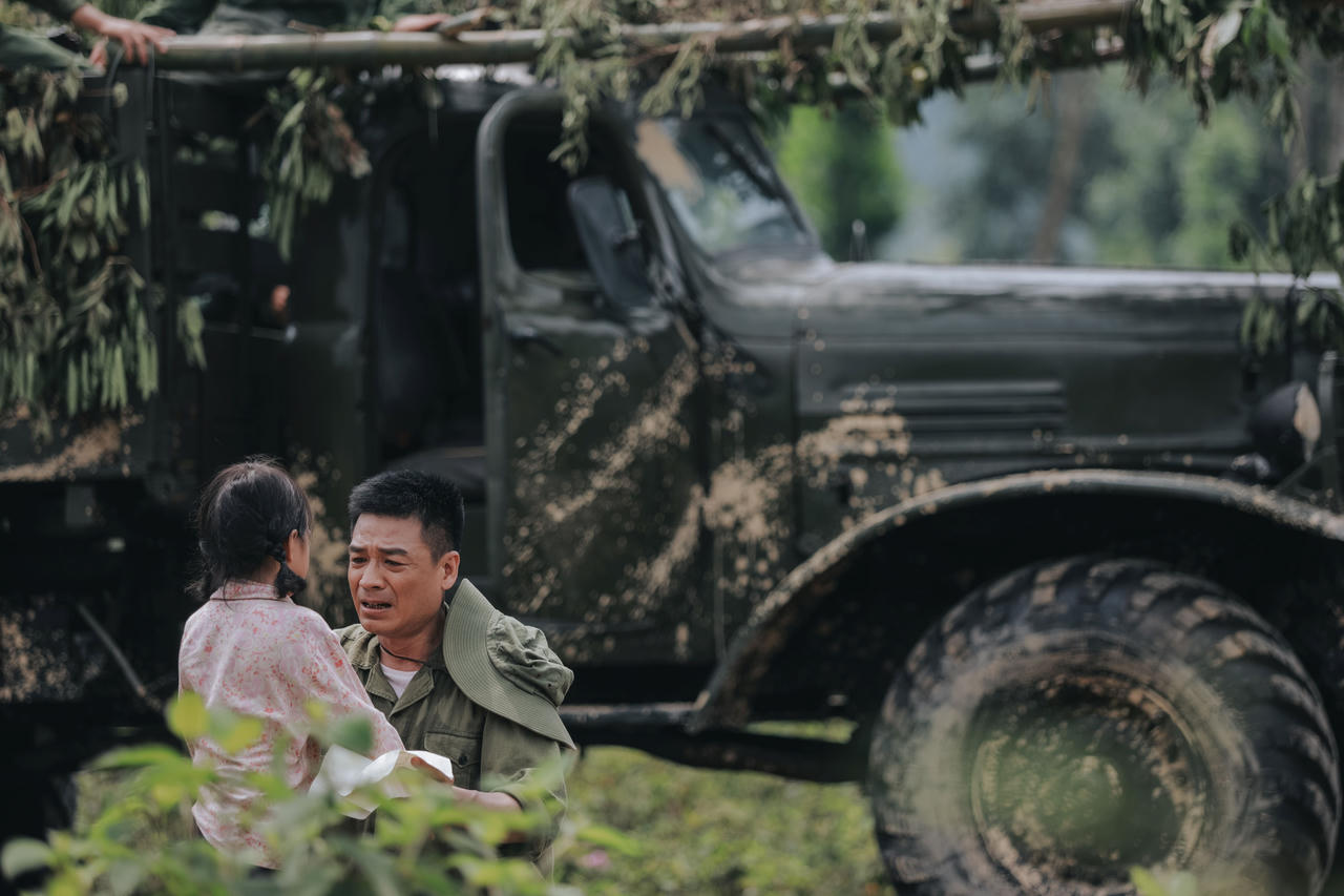 NSƯT Tố Nga cùng dàn nhạc giao hưởng ra nghĩa trang Đường Chín quay 'Gửi vào thương nhớ'