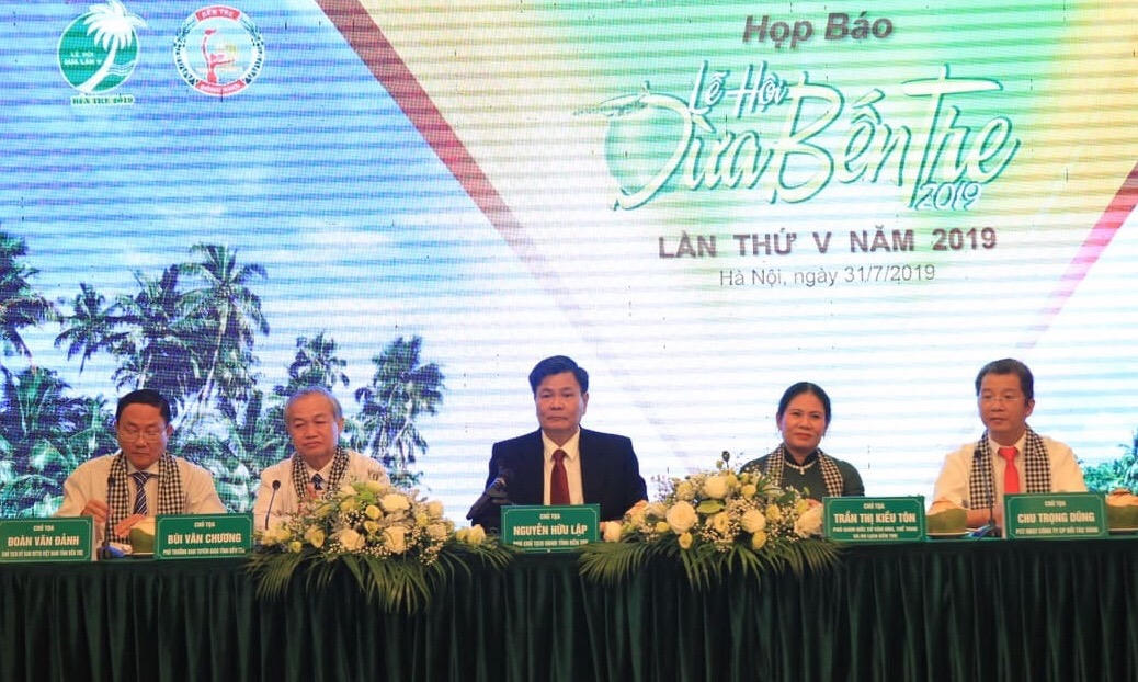 1.000 người trình diễn áo bà ba tại Lễ hội dừa Bến Tre