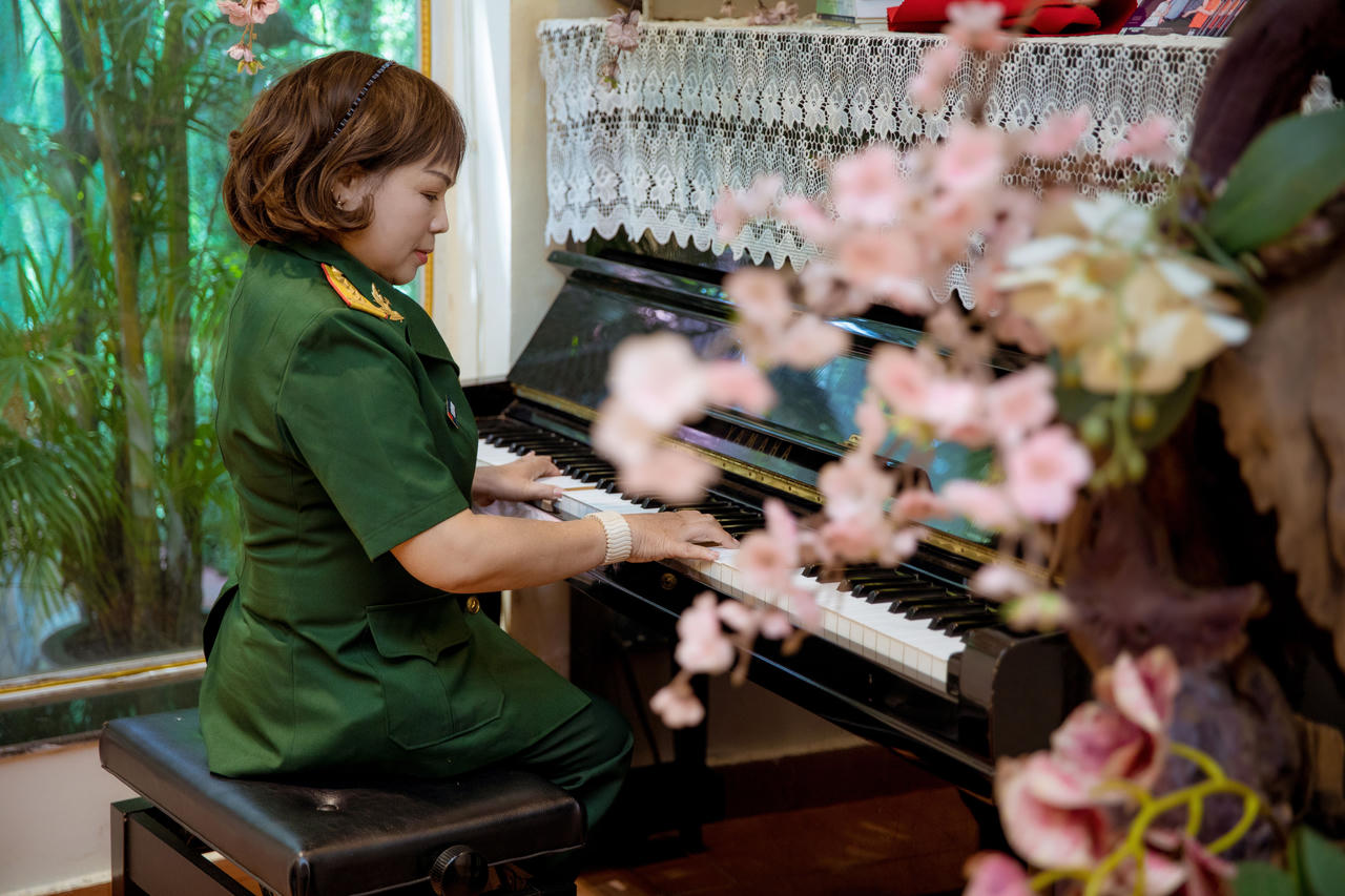 NSND Quang Thọ, nhạc sỹ Đỗ Hồng Quân đến chúc mừng Rơ Chăm Phiang được phong tặng NSND