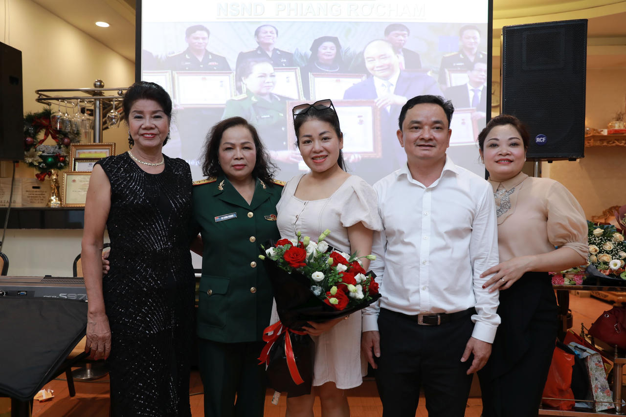 NSND Quang Thọ, nhạc sỹ Đỗ Hồng Quân đến chúc mừng Rơ Chăm Phiang được phong tặng NSND