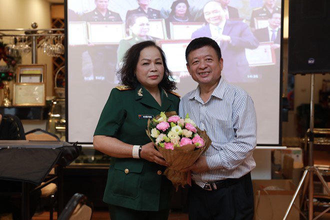 NSND Quang Thọ, nhạc sỹ Đỗ Hồng Quân đến chúc mừng Rơ Chăm Phiang được phong tặng NSND