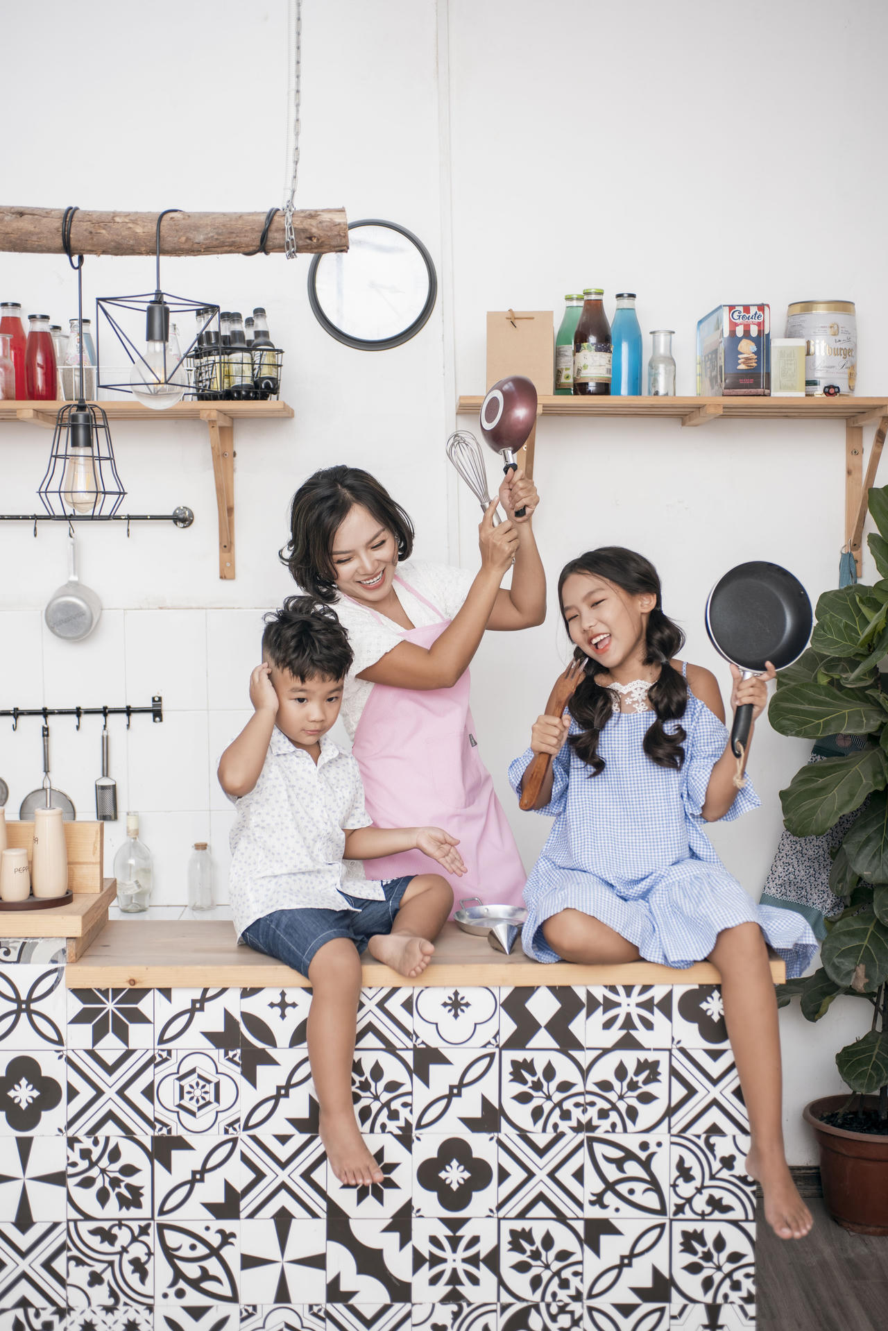 Thái Thuỳ Linh gây xúc động với MV Hợp đồng mẫu tử