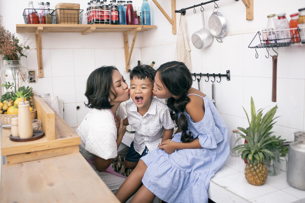 Thái Thuỳ Linh gây xúc động với MV Hợp đồng mẫu tử