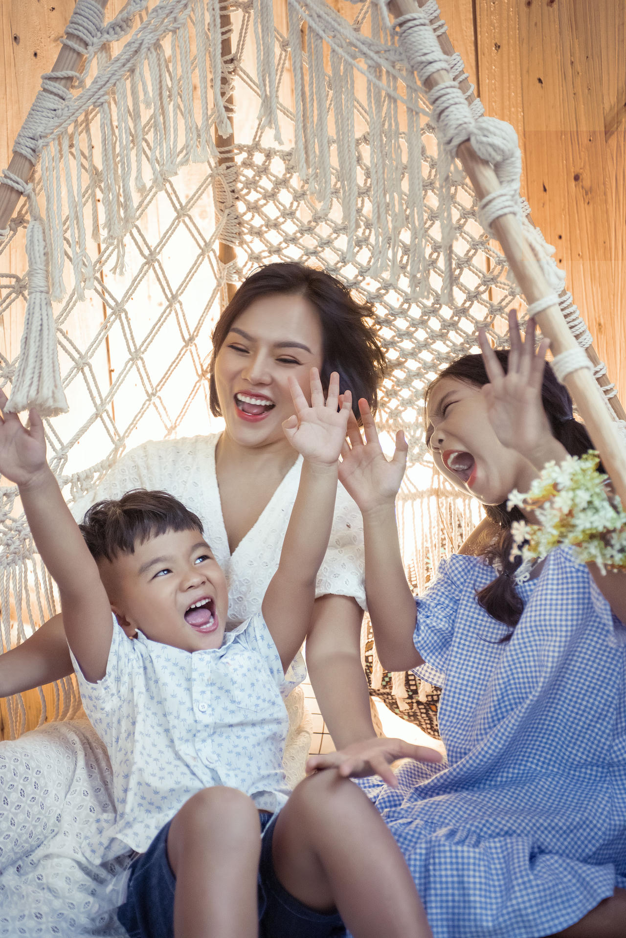 Thái Thuỳ Linh gây xúc động với MV Hợp đồng mẫu tử