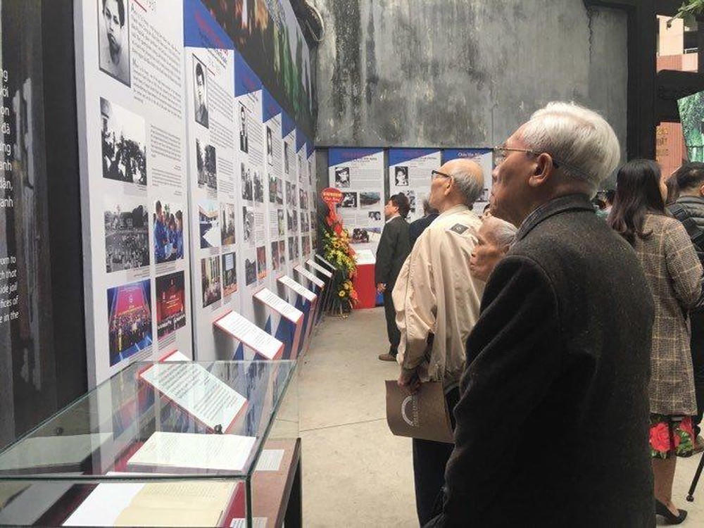 Triển lãm “Thắp lửa niềm tin” và “Tự hào 90 năm Đảng bộ thành phố Hà Nội” 