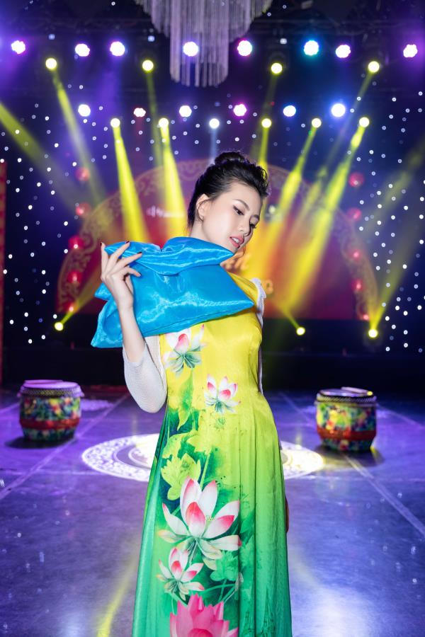 Quỳnh Hoa - Giải Vàng Siêu mẫu Việt Nam nêu quan điểm chuyện đại gia - chân dài