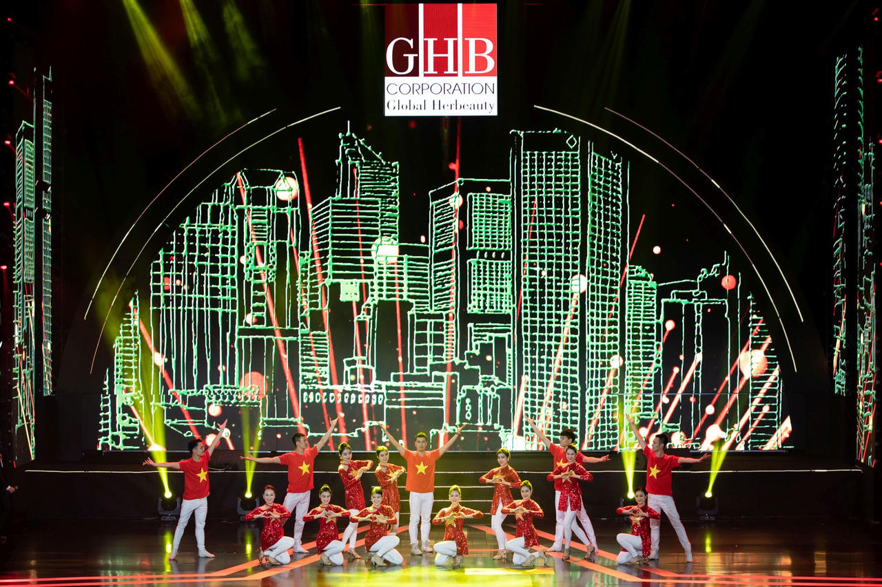 Hồ Ngọc Hà và Noo Phước Thịnh khấy đảo “Đêm hội tụ doanh nhân toàn cầu”