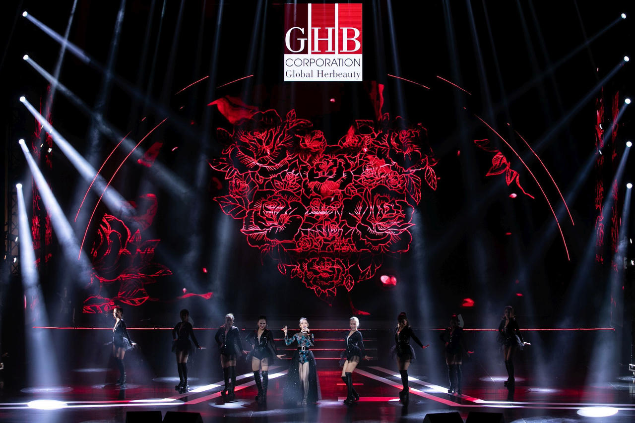 Hồ Ngọc Hà và Noo Phước Thịnh khấy đảo “Đêm hội tụ doanh nhân toàn cầu”